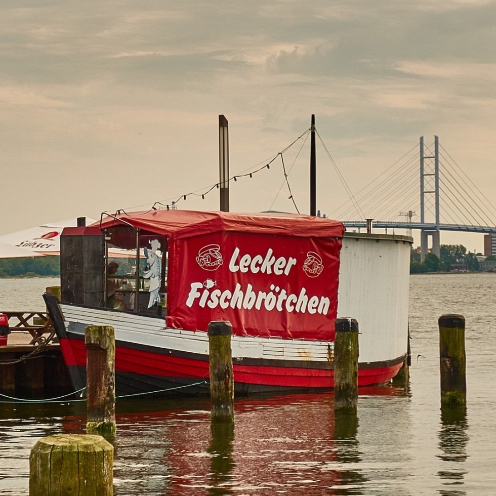 Lecker Fischbrötchen - by Helmut Hoffer von Ankershoffen